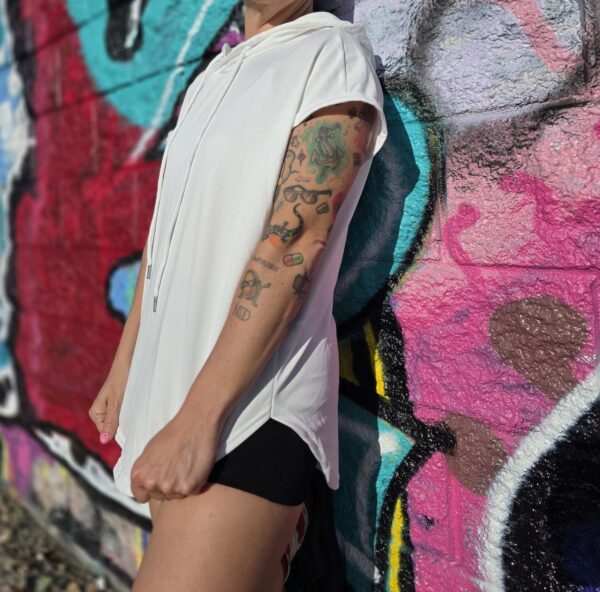 Camiseta Blanca/negra capucha - Imagen 16