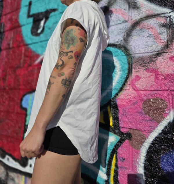 Camiseta Blanca/negra capucha - Imagen 6